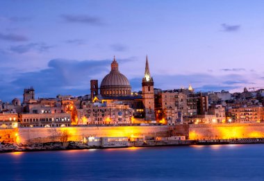 Valletta, Malta: Gün batımında Marsans Limanı 'ndan Skyline.