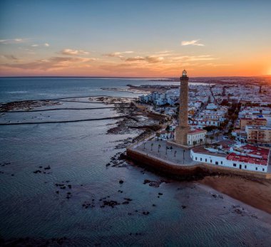 Şafak vakti Cadiz 'deki Chipiona deniz fenerinin insansız hava aracı görüntüsü. İspanya.