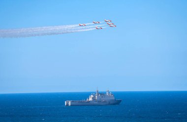 İspanyol Hava Kuvvetleri 'nin Kartal Devriyesi Asturias' taki DIFAS 2024 münasebetiyle İspanyol Donanması 'nın Galiçya saldırı gemisi Gijon Körfezi üzerinde uçuyor. İspanya