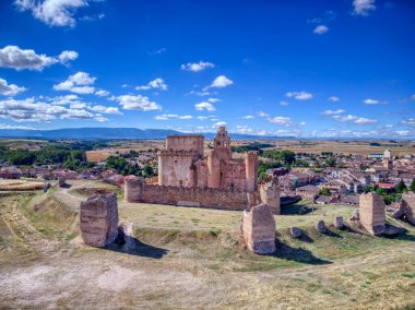 Castilla y Leon 'daki Segovia eyaletindeki Turegano kalesinin hava görüntüsü. İspanya.