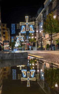 Oviedo, İspanya - 8 Aralık 2024: İspanya 'nın Asturias kentindeki Oviedo caddelerinde Noel süslemesi.
