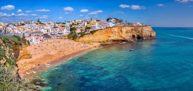  Portekiz kıyısında renkli evleri olan Carvoeiro kasabasındaki plaj manzarası. Praia de Carvoeiro, Algarv 'da