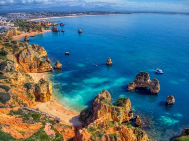 Lagos, Algarve 'deki Camilo plajının havadan görüntüsü. Portekiz.