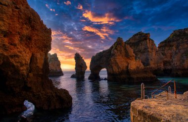Lagos, Algarve 'deki Ponta da Piedade' de gün doğumu. Portekiz