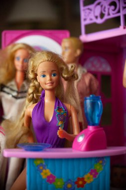 WOODBRIDGE, NEW JERSEY - 12 Mayıs 2019: 1980 'lerden bir Barbie blendırında bir içki karıştırıyor