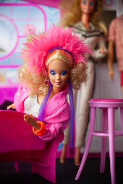 WOODBRIDGE, NEW JERSEY - 12 Mayıs 2019: 1986 tarihli bir Rockstar Barbie bebeğinin siyah arka plandaki portresi.