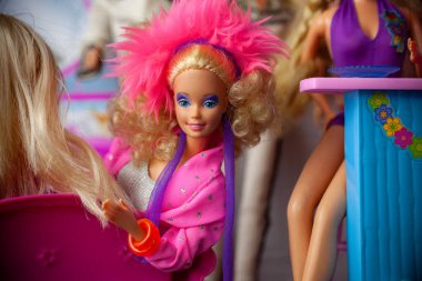 WOODBRIDGE, NEW JERSEY - 12 Mayıs 2019: 1986 tarihli bir Rockstar Barbie bebeğinin siyah arka plandaki portresi.