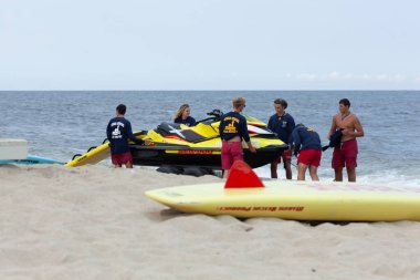 Sea Bright, New Jersey - 3 Ağustos 2017: Sea Bright ve çevresindeki plaj kulüplerinden cankurtaranlar bir cankurtaran yarışmasına katılmak için toplandılar