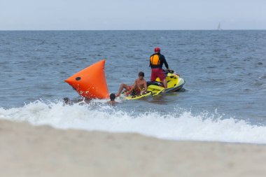 Sea Bright, New Jersey - 3 Ağustos 2017: Sea Bright ve çevresindeki plaj kulüplerinden cankurtaranlar bir cankurtaran yarışmasına katılmak için toplandılar