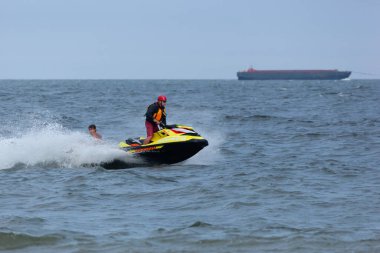 Sea Bright, New Jersey - 3 Ağustos 2017: Sea Bright ve çevresindeki plaj kulüplerinden cankurtaranlar bir cankurtaran yarışmasına katılmak için toplandılar