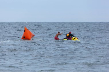 Sea Bright, New Jersey - 3 Ağustos 2017: Sea Bright ve çevresindeki plaj kulüplerinden cankurtaranlar bir cankurtaran yarışmasına katılmak için toplandılar