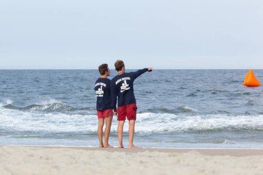 Sea Bright, New Jersey - 3 Ağustos 2017: Sea Bright ve çevresindeki plaj kulüplerinden cankurtaranlar bir cankurtaran yarışmasına katılmak için toplandılar