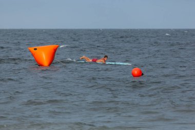 Sea Bright, New Jersey - 3 Ağustos 2017: Sea Bright ve çevresindeki plaj kulüplerinden cankurtaranlar bir cankurtaran yarışmasına katılmak için toplandılar