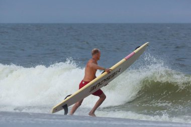 Sea Bright, New Jersey - 3 Ağustos 2017: Sea Bright ve çevresindeki plaj kulüplerinden cankurtaranlar bir cankurtaran yarışmasına katılmak için toplandılar