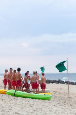 Sea Bright, New Jersey - 3 Ağustos 2017: Sea Bright ve çevresindeki plaj kulüplerinden cankurtaranlar bir cankurtaran yarışmasına katılmak için toplandılar