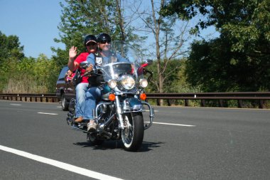 Holmdel, New Jersey - 18 Eylül 2005: Rolling Thunder Ride for Freedom sırasında Garden State Parkway boyunca motosiklet sürmek