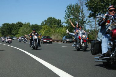 Holmdel, New Jersey - 18 Eylül 2005: Rolling Thunder Ride for Freedom sırasında Garden State Parkway boyunca motosiklet sürmek