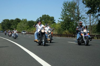 Holmdel, New Jersey - 18 Eylül 2005: Rolling Thunder Ride for Freedom sırasında Garden State Parkway boyunca motosiklet sürmek