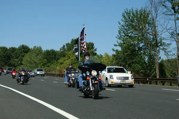 Holmdel, New Jersey - 18 Eylül 2005: Rolling Thunder Ride for Freedom sırasında Garden State Parkway boyunca motosiklet sürmek