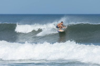 Deal, New Jersey - 10 Ağustos 2024: sörfçüler Debby Kasırgası 'nın kalıntılarında Deal açıklarında sörf yapıyor.