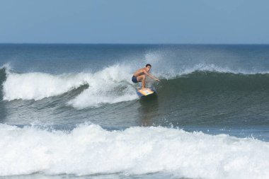 Deal, New Jersey - 10 Ağustos 2024: sörfçüler Debby Kasırgası 'nın kalıntılarında Deal açıklarında sörf yapıyor.