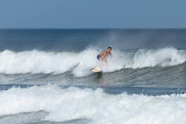 Deal, New Jersey - 10 Ağustos 2024: sörfçüler Debby Kasırgası 'nın kalıntılarında Deal açıklarında sörf yapıyor.