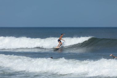 Deal, New Jersey - 10 Ağustos 2024: sörfçüler Debby Kasırgası 'nın kalıntılarında Deal açıklarında sörf yapıyor.