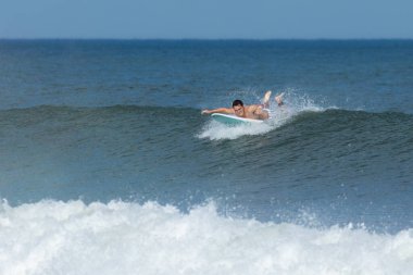 Deal, New Jersey - 10 Ağustos 2024: sörfçüler Debby Kasırgası 'nın kalıntılarında Deal açıklarında sörf yapıyor.