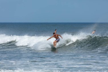 Deal, New Jersey - 10 Ağustos 2024: sörfçüler Debby Kasırgası 'nın kalıntılarında Deal açıklarında sörf yapıyor.