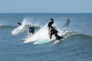 Deal, New Jersey - 10 Ağustos 2024: sörfçüler Debby Kasırgası 'nın kalıntılarında Deal açıklarında sörf yapıyor.