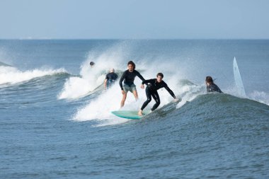 Deal, New Jersey - 10 Ağustos 2024: sörfçüler Debby Kasırgası 'nın kalıntılarında Deal açıklarında sörf yapıyor.