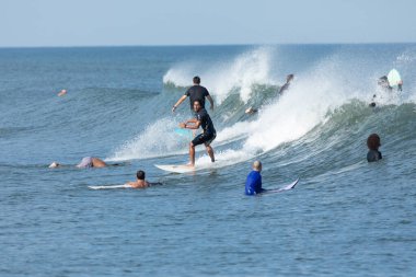 Deal, New Jersey - 10 Ağustos 2024: sörfçüler Debby Kasırgası 'nın kalıntılarında Deal açıklarında sörf yapıyor.