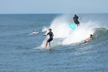 Deal, New Jersey - 10 Ağustos 2024: sörfçüler Debby Kasırgası 'nın kalıntılarında Deal açıklarında sörf yapıyor.