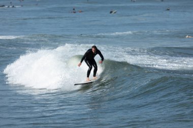 Deal, New Jersey - 10 Ağustos 2024: sörfçüler Debby Kasırgası 'nın kalıntılarında Deal açıklarında sörf yapıyor.