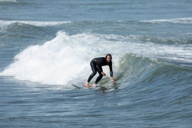 Deal, New Jersey - 10 Ağustos 2024: sörfçüler Debby Kasırgası 'nın kalıntılarında Deal açıklarında sörf yapıyor.