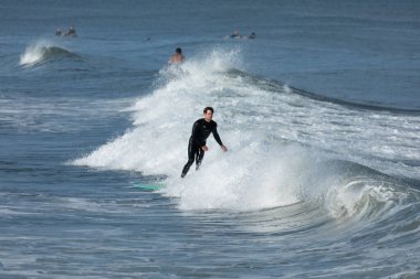 Deal, New Jersey - 10 Ağustos 2024: sörfçüler Debby Kasırgası 'nın kalıntılarında Deal açıklarında sörf yapıyor.