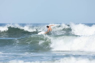 Deal, New Jersey - 10 Ağustos 2024: sörfçüler Debby Kasırgası 'nın kalıntılarında Deal açıklarında sörf yapıyor.