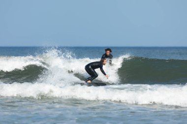 Deal, New Jersey - 10 Ağustos 2024: sörfçüler Debby Kasırgası 'nın kalıntılarında Deal açıklarında sörf yapıyor.