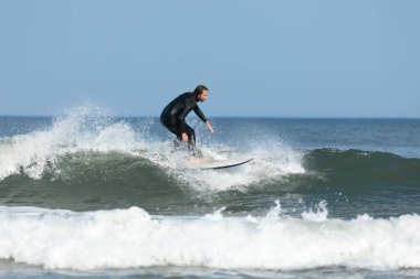 Deal, New Jersey - 10 Ağustos 2024: sörfçüler Debby Kasırgası 'nın kalıntılarında Deal açıklarında sörf yapıyor.