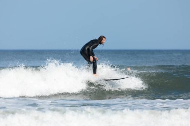 Deal, New Jersey - 10 Ağustos 2024: sörfçüler Debby Kasırgası 'nın kalıntılarında Deal açıklarında sörf yapıyor.