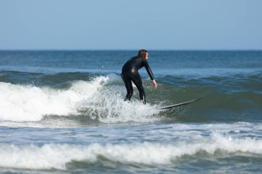 Deal, New Jersey - 10 Ağustos 2024: sörfçüler Debby Kasırgası 'nın kalıntılarında Deal açıklarında sörf yapıyor.