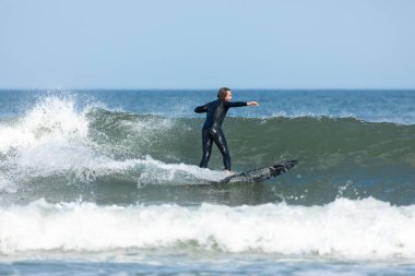 Deal, New Jersey - 10 Ağustos 2024: sörfçüler Debby Kasırgası 'nın kalıntılarında Deal açıklarında sörf yapıyor.