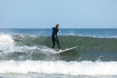 Deal, New Jersey - 10 Ağustos 2024: sörfçüler Debby Kasırgası 'nın kalıntılarında Deal açıklarında sörf yapıyor.