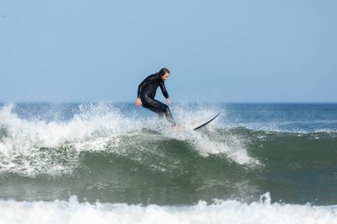 Deal, New Jersey - 10 Ağustos 2024: sörfçüler Debby Kasırgası 'nın kalıntılarında Deal açıklarında sörf yapıyor.