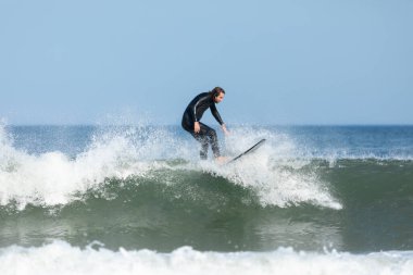 Deal, New Jersey - 10 Ağustos 2024: sörfçüler Debby Kasırgası 'nın kalıntılarında Deal açıklarında sörf yapıyor.