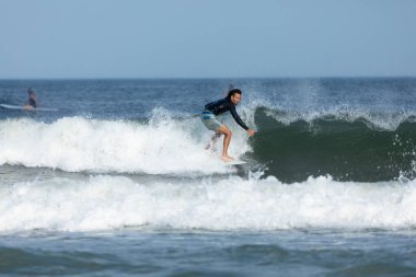 Deal, New Jersey - 10 Ağustos 2024: sörfçüler Debby Kasırgası 'nın kalıntılarında Deal açıklarında sörf yapıyor.