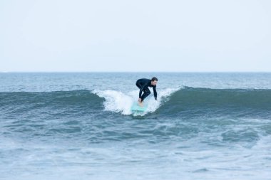 Deal, New Jersey - 10 Ağustos 2024: sörfçüler Debby Kasırgası 'nın kalıntılarında Deal açıklarında sörf yapıyor.