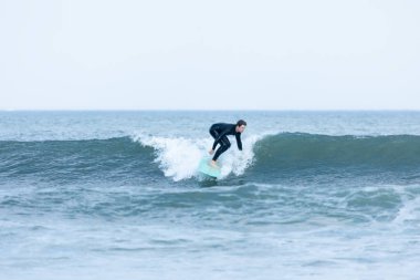 Deal, New Jersey - 10 Ağustos 2024: sörfçüler Debby Kasırgası 'nın kalıntılarında Deal açıklarında sörf yapıyor.