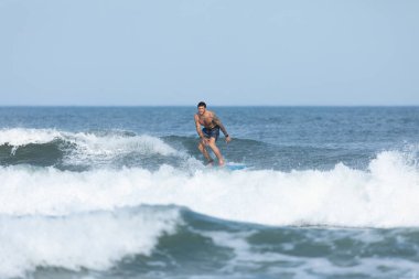 Deal, New Jersey - 10 Ağustos 2024: sörfçüler Debby Kasırgası 'nın kalıntılarında Deal açıklarında sörf yapıyor.