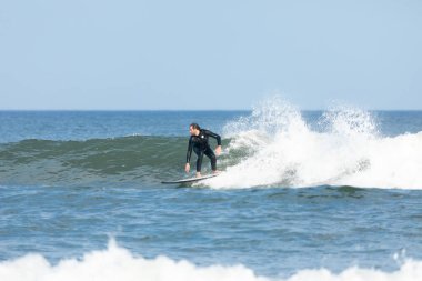 Deal, New Jersey - 10 Ağustos 2024: sörfçüler Debby Kasırgası 'nın kalıntılarında Deal açıklarında sörf yapıyor.